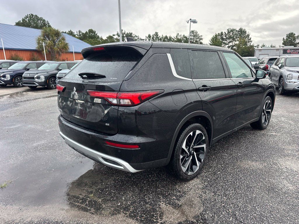 Used 2024 Mitsubishi Outlander SE AWD/4WD image 3