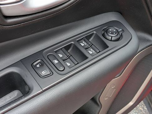 Used 2023 Jeep Renegade Latitude AWD/4WD image 13