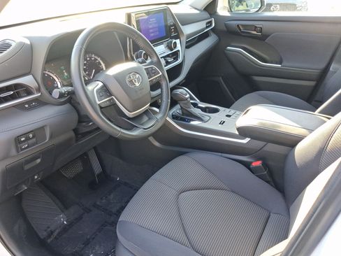 Used 2023 Toyota Highlander LE FWD image 11
