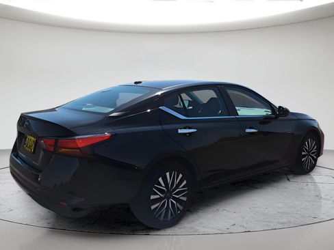 Used 2025 Nissan Altima 2.5 SV FWD image 5