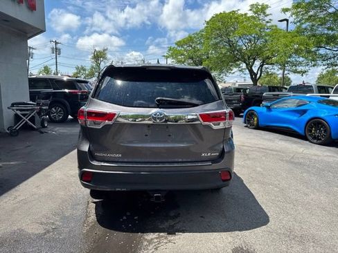 Used 2019 Toyota Highlander XLE AWD/4WD image 3