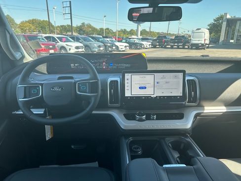 New 2025 Ford Expedition Active image 12