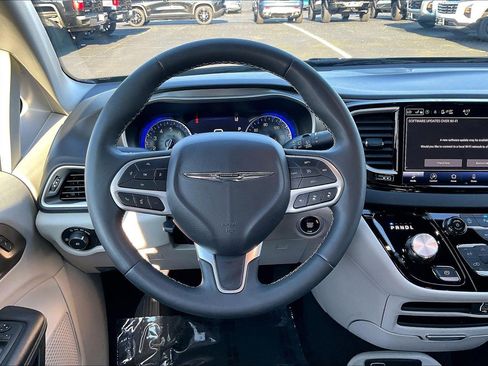 Used 2024 Chrysler Pacifica Touring-L image 5