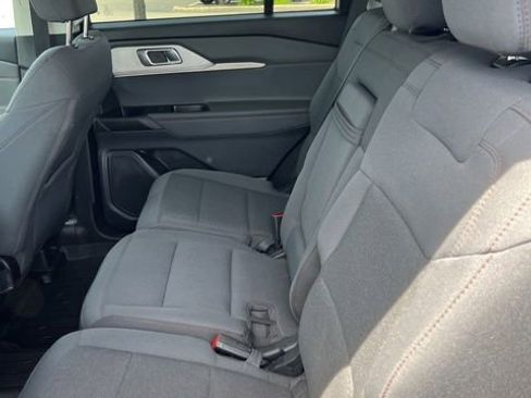 Used 2025 Ford Explorer Active AWD/4WD image 13
