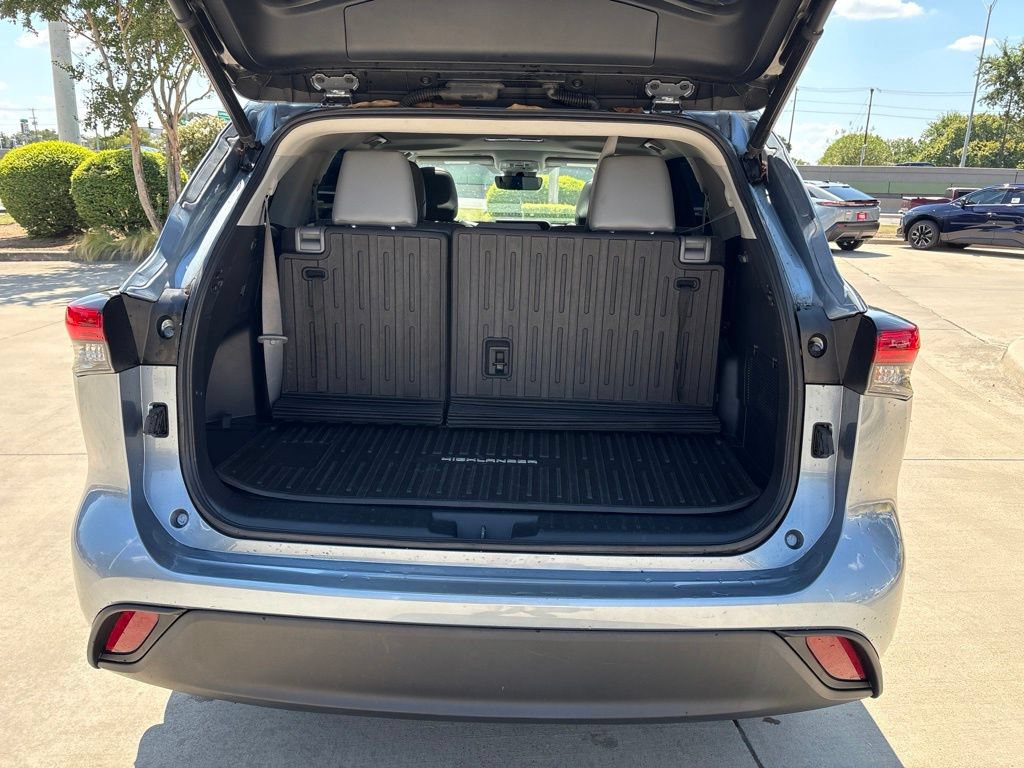 Used 2023 Toyota Highlander XLE FWD image 16