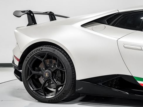 Used 2018 Lamborghini Huracan Performante AWD/4WD image 46