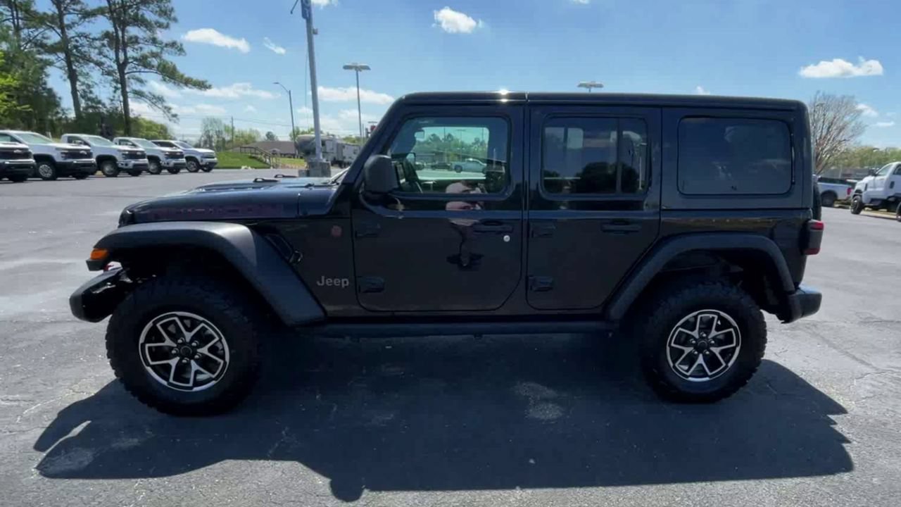 Used 2025 Jeep Wrangler Unlimited Rubicon AWD/4WD image 5