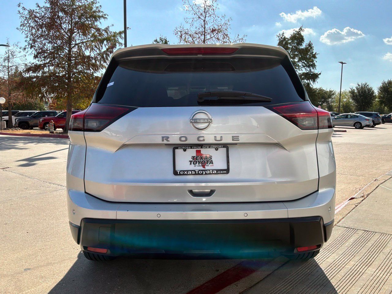 Used 2025 Nissan Rogue SV FWD image 7