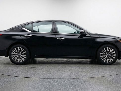 Used 2025 Nissan Altima 2.5 SV image 9