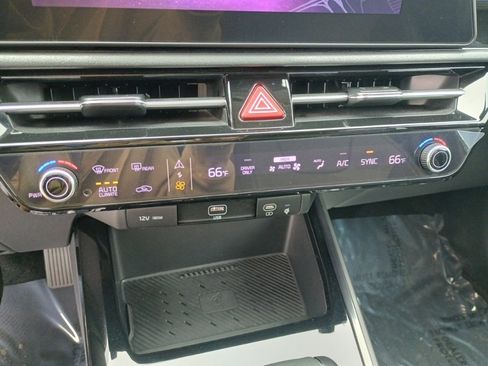 Used 2023 Kia Niro EX image 30