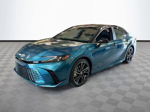 Used 2025 Toyota Camry XSE FWD image 3
