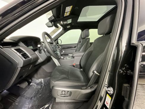 Used 2025 Land Rover Discovery S image 16