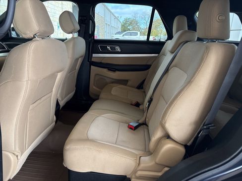 Used 2017 Ford Explorer XLT image 11