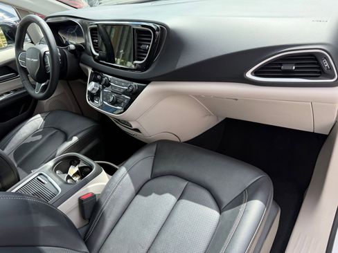 Used 2024 Chrysler Pacifica Touring-L FWD image 33