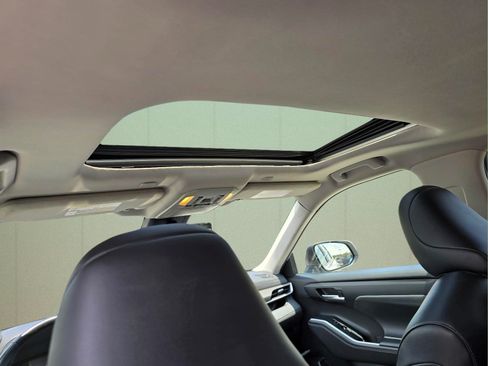 Used 2024 Toyota Highlander XLE FWD image 6