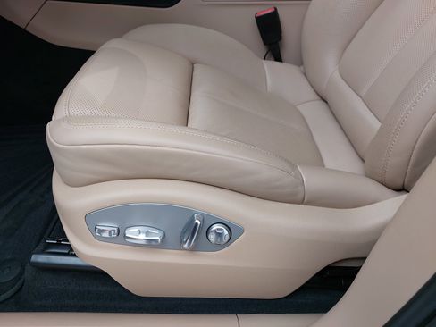 Used 2023 Porsche Macan Turbo image 31