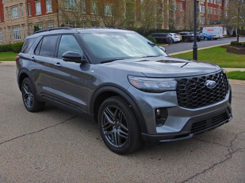 Used 2025 Ford Explorer ST-Line w/ ST-Line Street Pack image 3