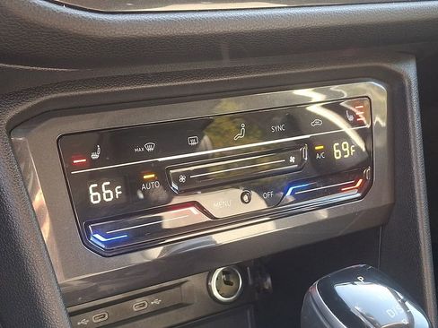 Used 2022 Volkswagen Tiguan SE image 17