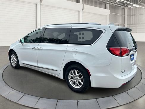 Used 2020 Chrysler Pacifica Touring-L FWD image 2