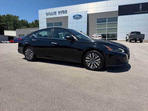 Used 2024 Nissan Altima 2.5 SV FWD image 2