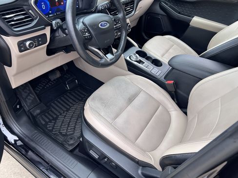 Used 2020 Ford Escape Titanium image 28