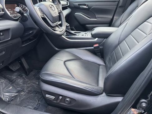 Certified 2023 Toyota Highlander XLE image 6