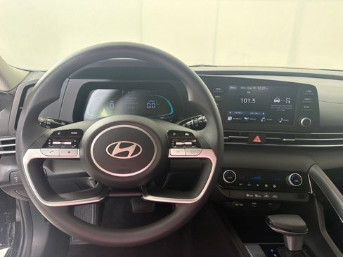 Used 2025 Hyundai Elantra Hybrid FWD image 16