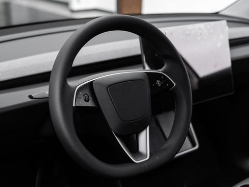 Used 2026 Tesla Model Y 2WD image 15