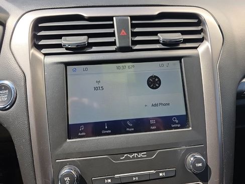 Used 2020 Ford Fusion SE FWD image 19