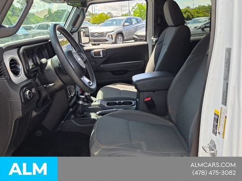 Used 2025 Jeep Wrangler Unlimited Sahara AWD/4WD image 5