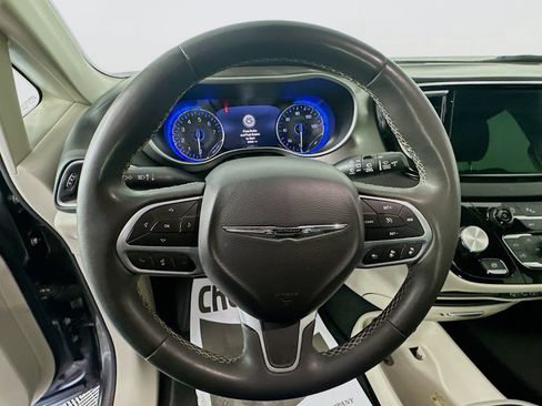 Used 2023 Chrysler Pacifica Touring-L FWD image 11