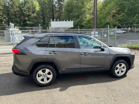 Used 2019 Toyota RAV4 XLE AWD/4WD image 4