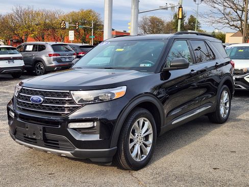 Used 2020 Ford Explorer XLT w/ Equipment Group 202A image 2