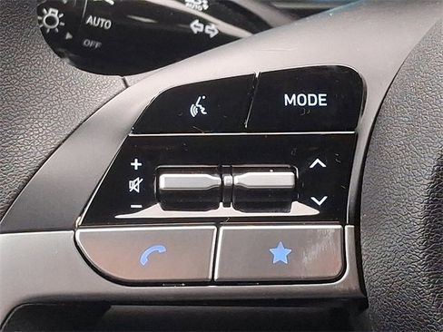 Certified 2025 Hyundai Elantra SE image 20