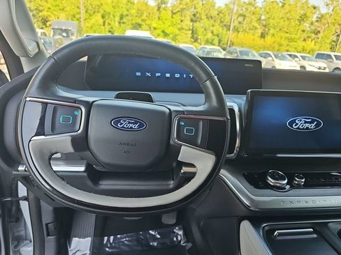 Used 2025 Ford Expedition Max Platinum w/ Driver's Package AWD/4WD image 16