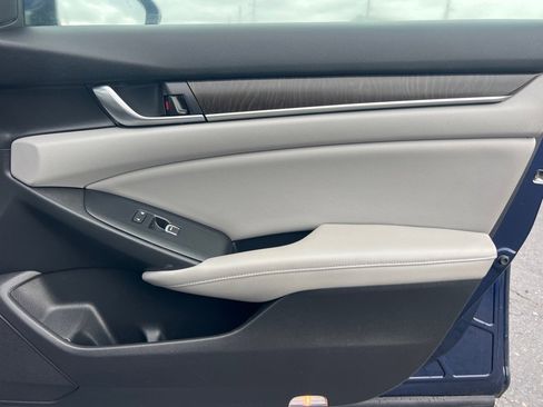 Used 2018 Honda Accord Touring image 16
