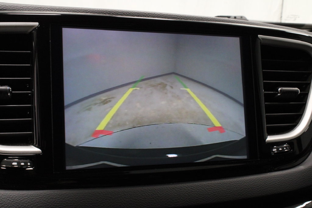 Used 2024 Chrysler Pacifica Touring-L FWD image 3
