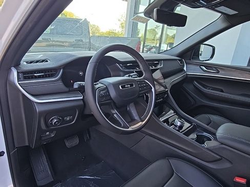 New 2025 Jeep Grand Cherokee Limited w/ Luxury Tech Group II image 32