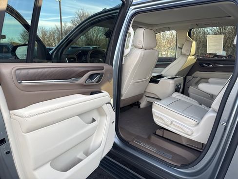 Used 2023 GMC Yukon XL Denali image 16