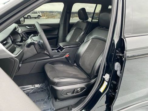 Used 2023 Jeep Grand Cherokee Altitude image 16