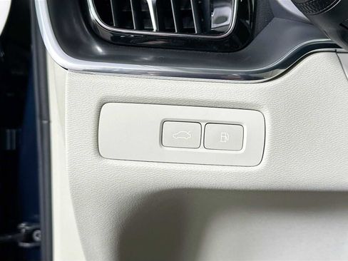 Used 2025 Volvo XC60 T8 Core image 8