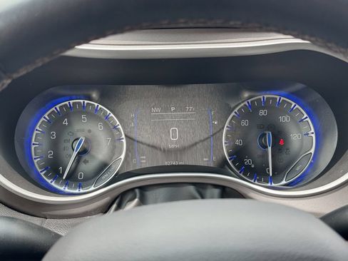 Used 2018 Chrysler Pacifica Touring-L FWD image 16