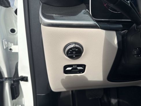 Used 2025 Mercedes-Benz GLC 300 image 32