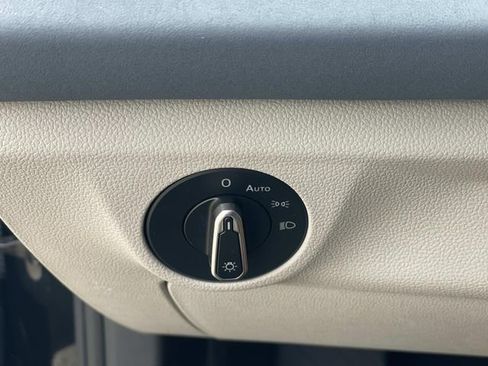 Used 2025 Volkswagen Jetta SE FWD image 18