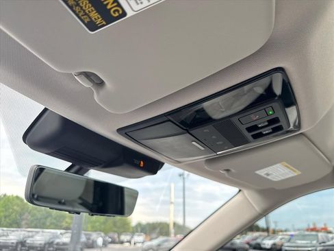 Used 2025 Mitsubishi Outlander AWD image 28