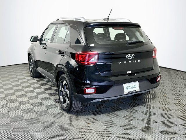 Used 2025 Hyundai Venue SEL FWD image 6