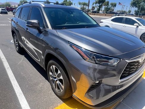 Used 2023 Toyota Highlander XLE FWD image 2