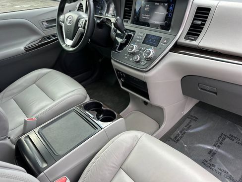 Used 2017 Toyota Sienna XLE image 18