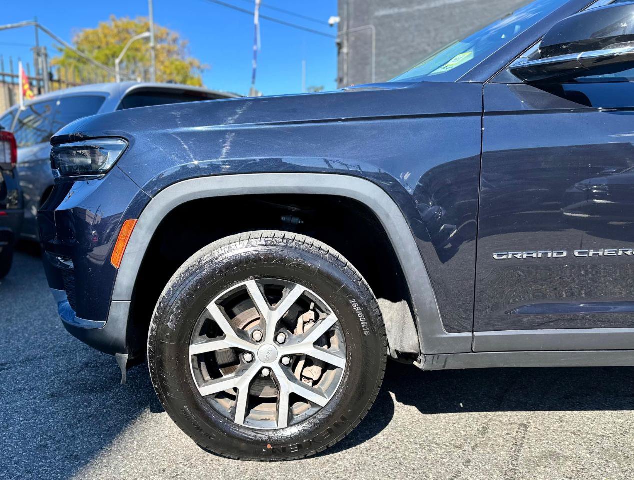 Used 2023 Jeep Grand Cherokee L Limited AWD/4WD image 7