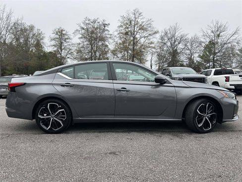 Used 2024 Nissan Altima 2.5 SR image 2